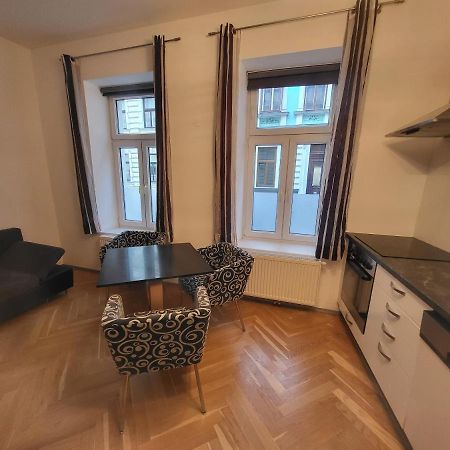 Cozynite Premium Apartment Hundertwasser Wina Bagian luar foto