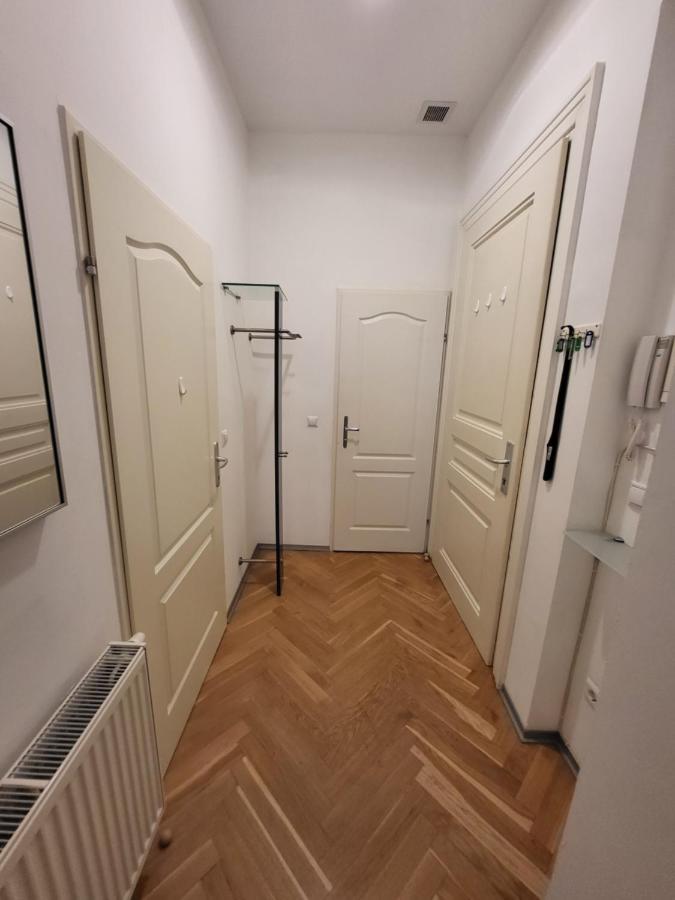 Cozynite Premium Apartment Hundertwasser Wina Bagian luar foto